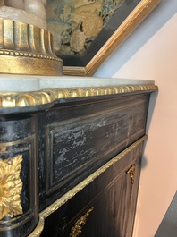 Meuble d'appui Napol&eacute;on III en marqueterie Boulle d'&eacute;caille et laiton aux montures dor&eacute;es et au plateau en marbre, France, 19&egrave;me si&egrave;cle