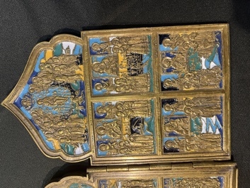 Croix d'ic&ocirc;ne et ic&ocirc;ne de voyage en quatre parties en bronze &eacute;maill&eacute;, Russie, 19&egrave;me/20&egrave;me si&egrave;cle