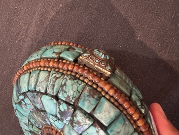 Een ronde Tibetaanse priesterhoed afgewerkt met o.m. turkoois en koperen parels, 20ste eeuw