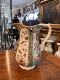 Collection vari&eacute;e de cruches, et de pots couverts en porcelaine de Chine famille rose de Canton &agrave; d&eacute;cor floral et de sc&egrave;nes de palais, 19&egrave;me si&egrave;cle