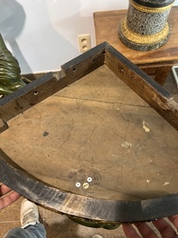 Paire de consoles d'angle &agrave; cariatides avec dessus en marbre et montures en bronze dor&eacute;, France, 19&egrave;me/20&egrave;me si&egrave;cle