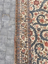 Tapis oriental de type Qom (Qum/Ghom) &agrave; d&eacute;cor floral, laine sur coton, deuxi&egrave;me quart du 20&egrave;me si&egrave;cle