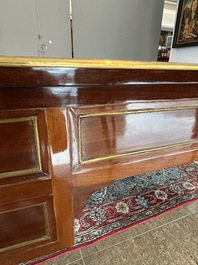 Bureau plat de style Louis XVI en bois avec plateau en cuir et aux montures en laiton, France, vers 1900