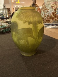 &Eacute;mile Gall&eacute; (1846-1904, &agrave; la mani&egrave;re de): Vase de style Art nouveau en verre cam&eacute;e vert &agrave; d&eacute;cor d'&eacute;l&eacute;phants, 20&egrave;me si&egrave;cle