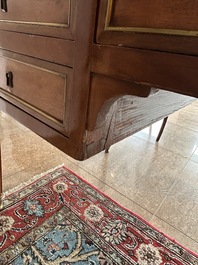 Bureau plat de style Louis XVI en bois avec plateau en cuir et aux montures en laiton, France, vers 1900