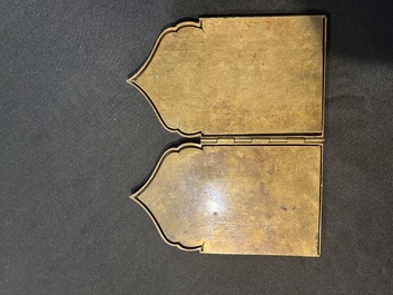 Croix d'ic&ocirc;ne et ic&ocirc;ne de voyage en quatre parties en bronze &eacute;maill&eacute;, Russie, 19&egrave;me/20&egrave;me si&egrave;cle