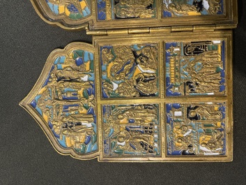 Croix d'ic&ocirc;ne et ic&ocirc;ne de voyage en quatre parties en bronze &eacute;maill&eacute;, Russie, 19&egrave;me/20&egrave;me si&egrave;cle