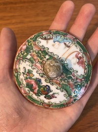 Collection vari&eacute;e de cruches, et de pots couverts en porcelaine de Chine famille rose de Canton &agrave; d&eacute;cor floral et de sc&egrave;nes de palais, 19&egrave;me si&egrave;cle