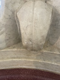 Imposant bassin en marbre blanc de Carrare avec trois lions ail&eacute;s, Italie, 18&egrave;me si&egrave;cle