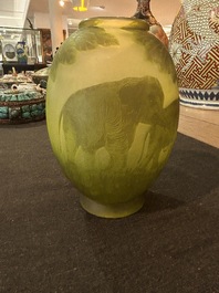 &Eacute;mile Gall&eacute; (1846-1904, &agrave; la mani&egrave;re de): Vase de style Art nouveau en verre cam&eacute;e vert &agrave; d&eacute;cor d'&eacute;l&eacute;phants, 20&egrave;me si&egrave;cle