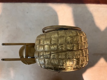 Pendule de chemin&eacute;e en bronze patin&eacute; et dor&eacute; &agrave; d&eacute;cor de 'bon sauvage', France, premi&egrave;re moiti&eacute; du 19&egrave;me si&egrave;cle