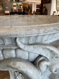 Imposant bassin en marbre blanc de Carrare avec trois lions ail&eacute;s, Italie, 18&egrave;me si&egrave;cle