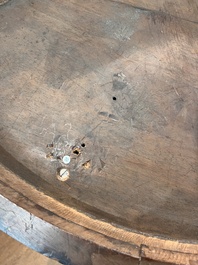 Paire de consoles d'angle &agrave; cariatides avec dessus en marbre et montures en bronze dor&eacute;, France, 19&egrave;me/20&egrave;me si&egrave;cle