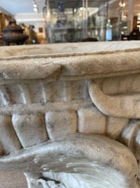 Imposant bassin en marbre blanc de Carrare avec trois lions ail&eacute;s, Italie, 18&egrave;me si&egrave;cle