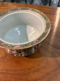 Collection vari&eacute;e de cruches, et de pots couverts en porcelaine de Chine famille rose de Canton &agrave; d&eacute;cor floral et de sc&egrave;nes de palais, 19&egrave;me si&egrave;cle