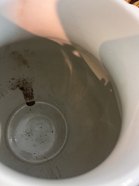 Vase de forme 'hu' en porcelaine de Chine en bleu, blanc et rouge de cuivre, marque de Qianlong, Chine, 20&egrave;me si&egrave;cle