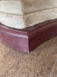 Imposant bassin en marbre blanc de Carrare avec trois lions ail&eacute;s, Italie, 18&egrave;me si&egrave;cle