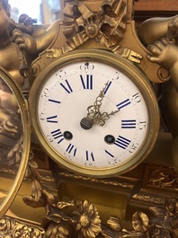 Garniture de chemin&eacute;e en trois pi&egrave;ces en bronze dor&eacute; &agrave; d&eacute;cor floral et de putti, France, 19&egrave;me/20&egrave;me si&egrave;cle