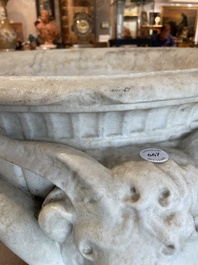 Imposant bassin en marbre blanc de Carrare avec trois lions ail&eacute;s, Italie, 18&egrave;me si&egrave;cle