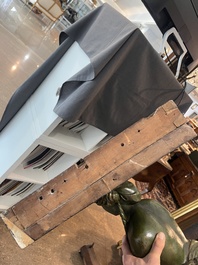 Paire de consoles d'angle &agrave; cariatides avec dessus en marbre et montures en bronze dor&eacute;, France, 19&egrave;me/20&egrave;me si&egrave;cle