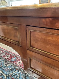 Bureau plat de style Louis XVI en bois avec plateau en cuir et aux montures en laiton, France, vers 1900