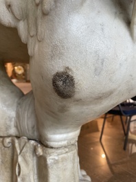 Imposant bassin en marbre blanc de Carrare avec trois lions ail&eacute;s, Italie, 18&egrave;me si&egrave;cle