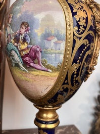 Paire de vases couvertes &agrave; fond bleu royale &agrave; la mani&egrave;re de S&egrave;vres aux montures dor&eacute;es et &agrave; d&eacute;cor de sc&egrave;ne d'amour, France, 20&egrave;me si&egrave;cle