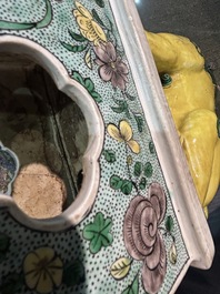 Paire de mod&egrave;les de lions bouddhistes en biscuit &eacute;maille verte, Chine, 19&egrave;me si&egrave;cle