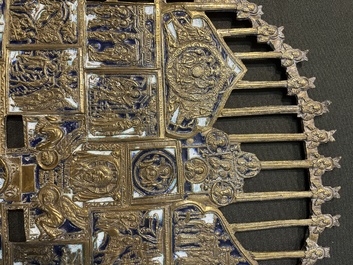 Croix d'ic&ocirc;ne et ic&ocirc;ne de voyage en quatre parties en bronze &eacute;maill&eacute;, Russie, 19&egrave;me/20&egrave;me si&egrave;cle