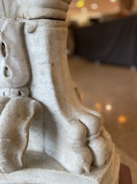 Imposant bassin en marbre blanc de Carrare avec trois lions ail&eacute;s, Italie, 18&egrave;me si&egrave;cle