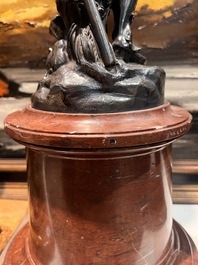 &Eacute;cole fran&ccedil;aise: Le r&eacute;mouleur, bronze argent&eacute; sur un imposant socle en marbre rouge, 19&egrave;me si&egrave;cle