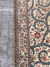 Tapis oriental de type Qom (Qum/Ghom) &agrave; d&eacute;cor floral, laine sur coton, deuxi&egrave;me quart du 20&egrave;me si&egrave;cle