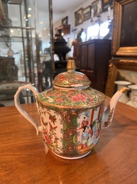 Collection vari&eacute;e de cruches, et de pots couverts en porcelaine de Chine famille rose de Canton &agrave; d&eacute;cor floral et de sc&egrave;nes de palais, 19&egrave;me si&egrave;cle