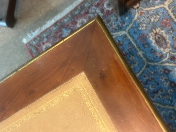 Bureau plat de style Louis XVI en bois avec plateau en cuir et aux montures en laiton, France, vers 1900