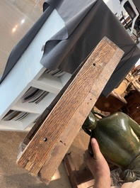 Paire de consoles d'angle &agrave; cariatides avec dessus en marbre et montures en bronze dor&eacute;, France, 19&egrave;me/20&egrave;me si&egrave;cle