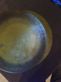 &Eacute;mile Gall&eacute; (1846-1904, &agrave; la mani&egrave;re de): Vase de style Art nouveau en verre cam&eacute;e vert &agrave; d&eacute;cor d'&eacute;l&eacute;phants, 20&egrave;me si&egrave;cle