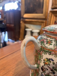 Collection vari&eacute;e de cruches, et de pots couverts en porcelaine de Chine famille rose de Canton &agrave; d&eacute;cor floral et de sc&egrave;nes de palais, 19&egrave;me si&egrave;cle