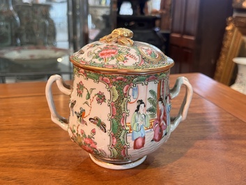 Collection vari&eacute;e de cruches, et de pots couverts en porcelaine de Chine famille rose de Canton &agrave; d&eacute;cor floral et de sc&egrave;nes de palais, 19&egrave;me si&egrave;cle