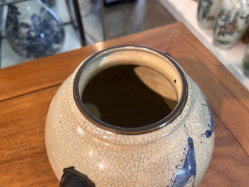 Vase en porcelaine de Chine polychrome dite 'de Nankin' &agrave; d&eacute;cor de sc&egrave;nes guerri&egrave;res, 19&egrave;me si&egrave;cle