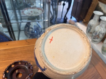 Vase en porcelaine de Chine polychrome dite 'de Nankin' &agrave; d&eacute;cor de sc&egrave;nes guerri&egrave;res, 19&egrave;me si&egrave;cle