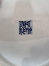 Vase de forme 'hu' en porcelaine de Chine en bleu, blanc et rouge de cuivre, marque de Qianlong, Chine, 20&egrave;me si&egrave;cle