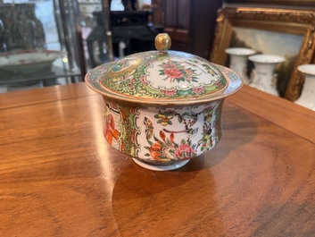 Collection vari&eacute;e de cruches, et de pots couverts en porcelaine de Chine famille rose de Canton &agrave; d&eacute;cor floral et de sc&egrave;nes de palais, 19&egrave;me si&egrave;cle