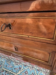 Bureau plat de style Louis XVI en bois avec plateau en cuir et aux montures en laiton, France, vers 1900