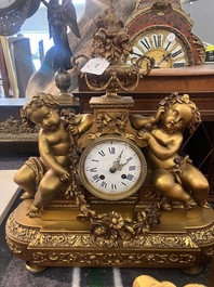 Garniture de chemin&eacute;e en trois pi&egrave;ces en bronze dor&eacute; &agrave; d&eacute;cor floral et de putti, France, 19&egrave;me/20&egrave;me si&egrave;cle