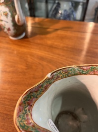 Collection vari&eacute;e de cruches, et de pots couverts en porcelaine de Chine famille rose de Canton &agrave; d&eacute;cor floral et de sc&egrave;nes de palais, 19&egrave;me si&egrave;cle