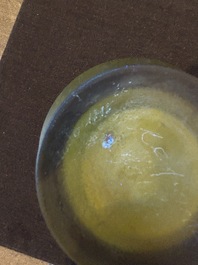 &Eacute;mile Gall&eacute; (1846-1904, &agrave; la mani&egrave;re de): Vase de style Art nouveau en verre cam&eacute;e vert &agrave; d&eacute;cor d'&eacute;l&eacute;phants, 20&egrave;me si&egrave;cle