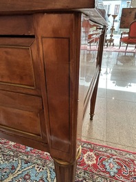 Bureau plat de style Louis XVI en bois avec plateau en cuir et aux montures en laiton, France, vers 1900