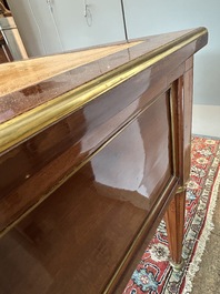 Bureau plat de style Louis XVI en bois avec plateau en cuir et aux montures en laiton, France, vers 1900