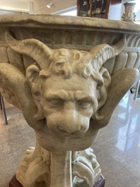 Imposant bassin en marbre blanc de Carrare avec trois lions ail&eacute;s, Italie, 18&egrave;me si&egrave;cle