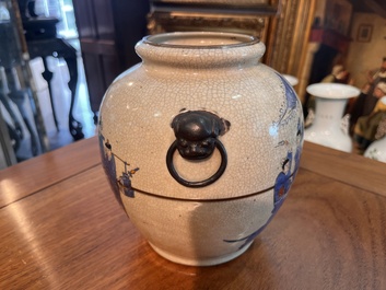 Vase en porcelaine de Chine polychrome dite 'de Nankin' &agrave; d&eacute;cor de sc&egrave;nes guerri&egrave;res, 19&egrave;me si&egrave;cle